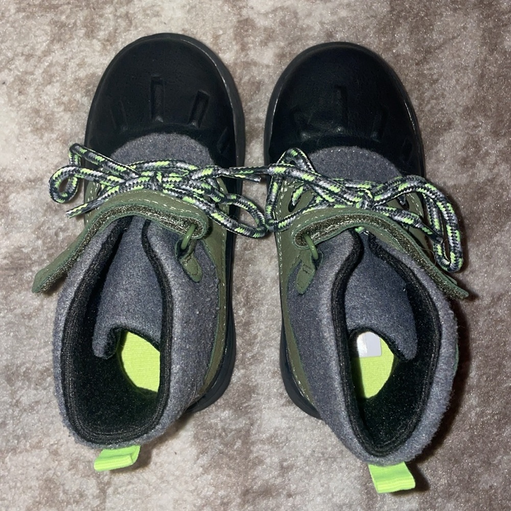 Carter’s Toddler Boy Black and Green Hiking Boots Sz 8 LIKE NEW - Picture 5 of 6